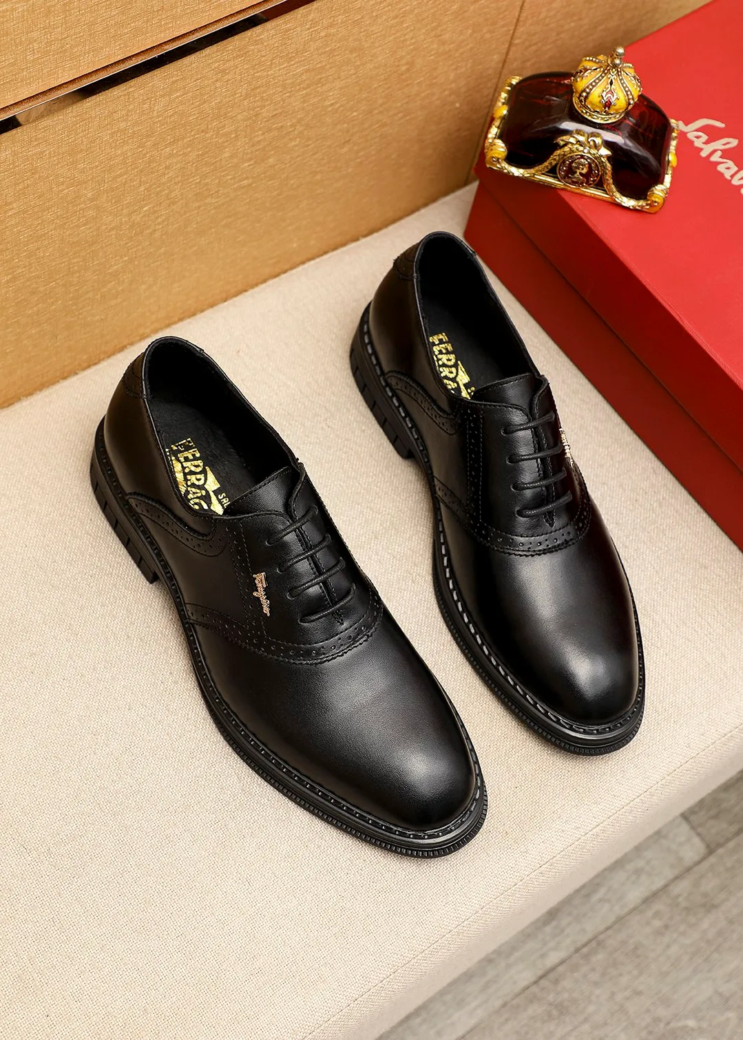 Men's shoes 💰462 💐 Product trademark: Ferragamo "Ferragamo" business leather shoes Regular size: 38-44 (45.46🉑️customized) Product materials: Selected imported first-layer calfskin upper, imported water-dyed cowhide leather lining. Strong three-dimensional visual effect, rubber outsole Color: 1⃣️color optional